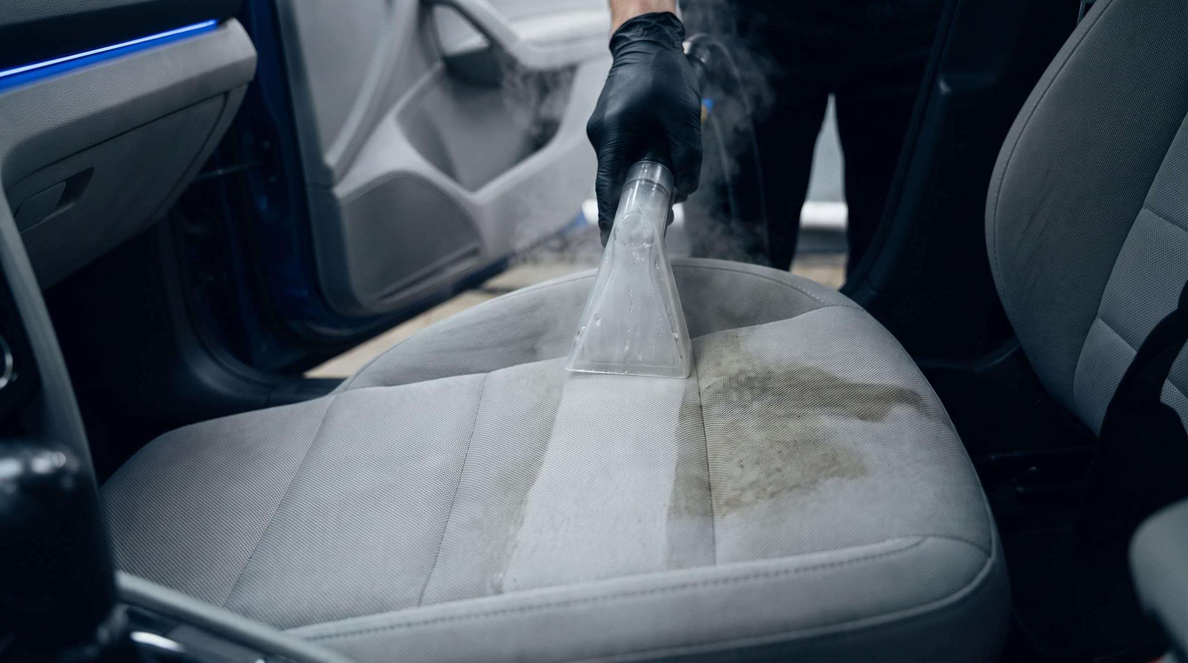 Extraction tool cleaning a cloth seat